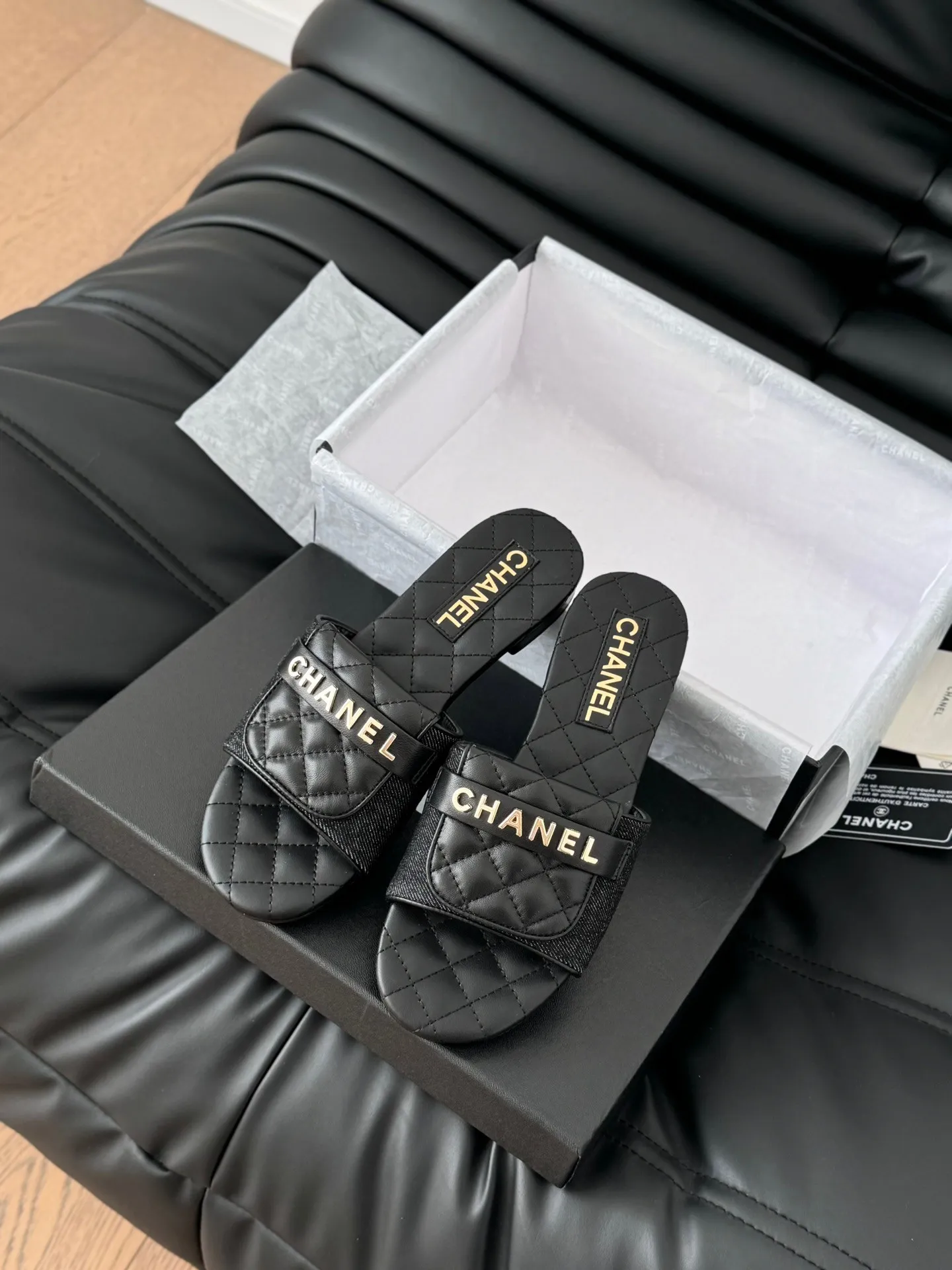 👟👟Ex-factory price 420👟👟Chanel 25C new schoolbag buckle slippers. The return of the classic schoolbag buckle design. Special Vintage. Full of retro flavor. Loafers have also grown to the aesthetic level. Cowhide upper, sheepskin lining, original outsole. Size: 35-39. Other sizes are customized.